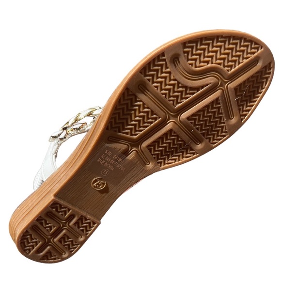 Toe Ring White Floral Rhinestone Embellished Woven Gold Sparkle Flat Sandal - Picture 8 of 10